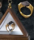 Harry Potter Replik 1/1 Lord Voldemorts Horkrux Ring (vergoldet)